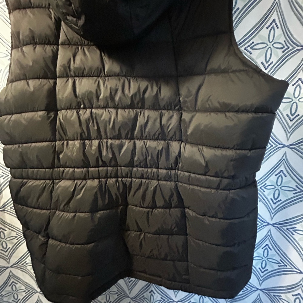 EUC Swiss Tech Black Quilted Vest w/Front Pockets & 2 Way Zipper, Elastic Waist - Picture 9 of 13